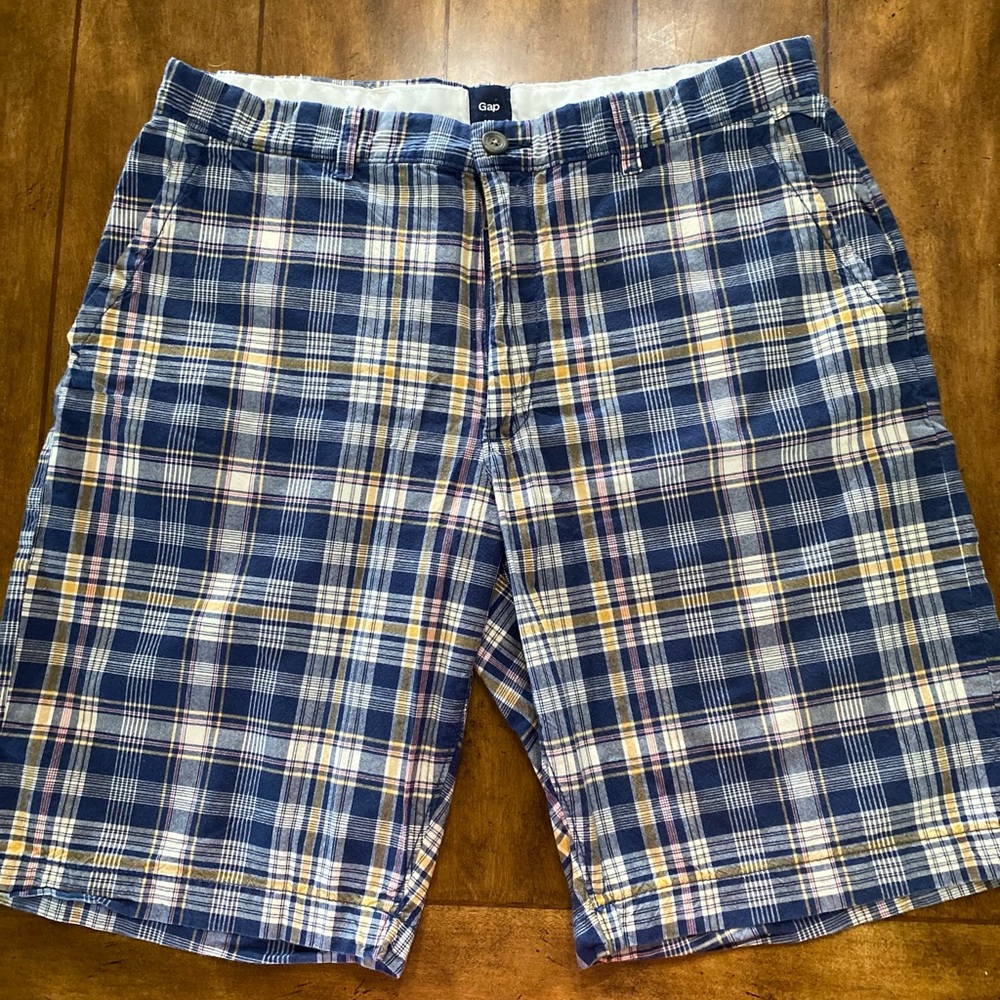 Like New Men’s Plaid Gap Shorts Size 35